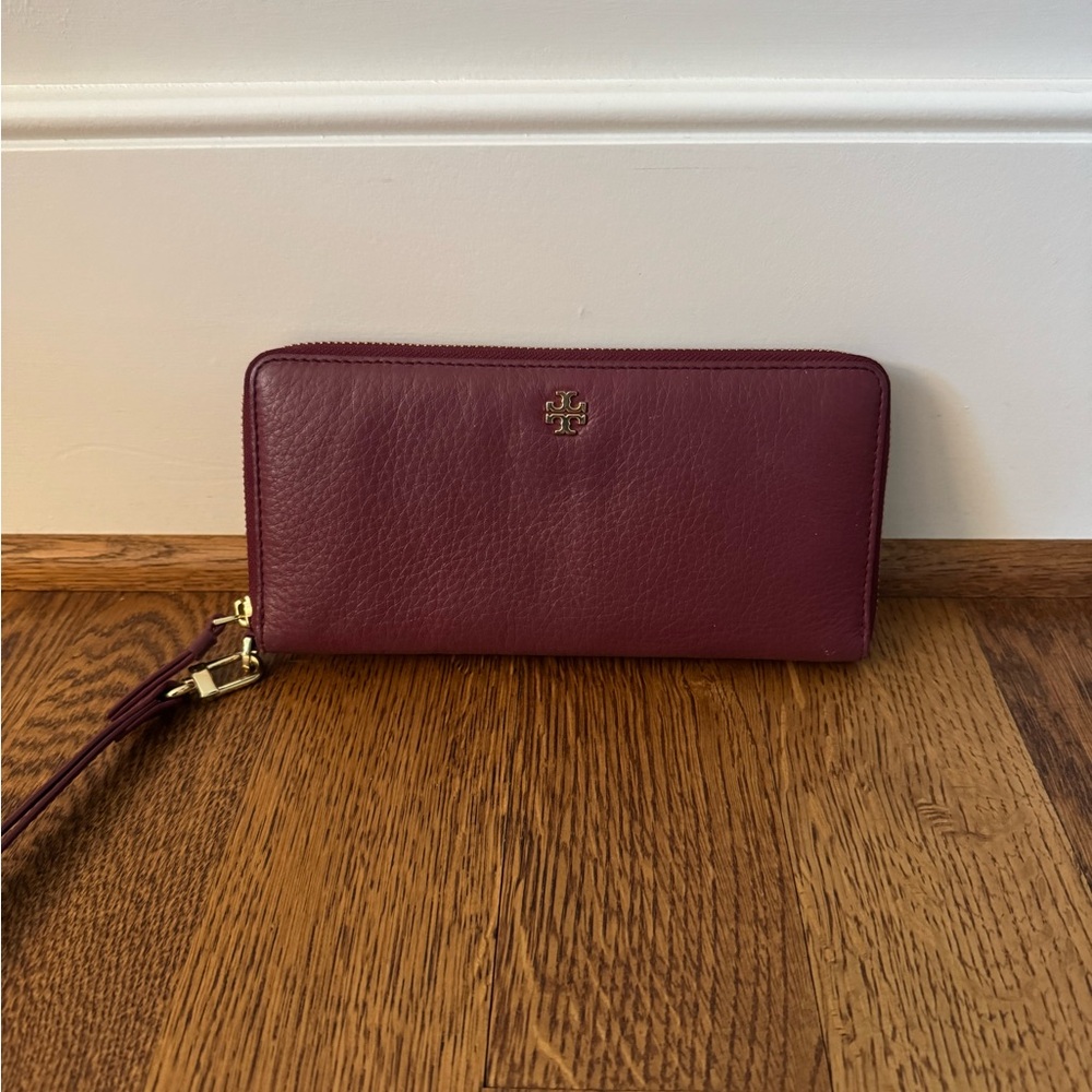 Tory Burch Robinson Zipped Pebbled Leather Wallet